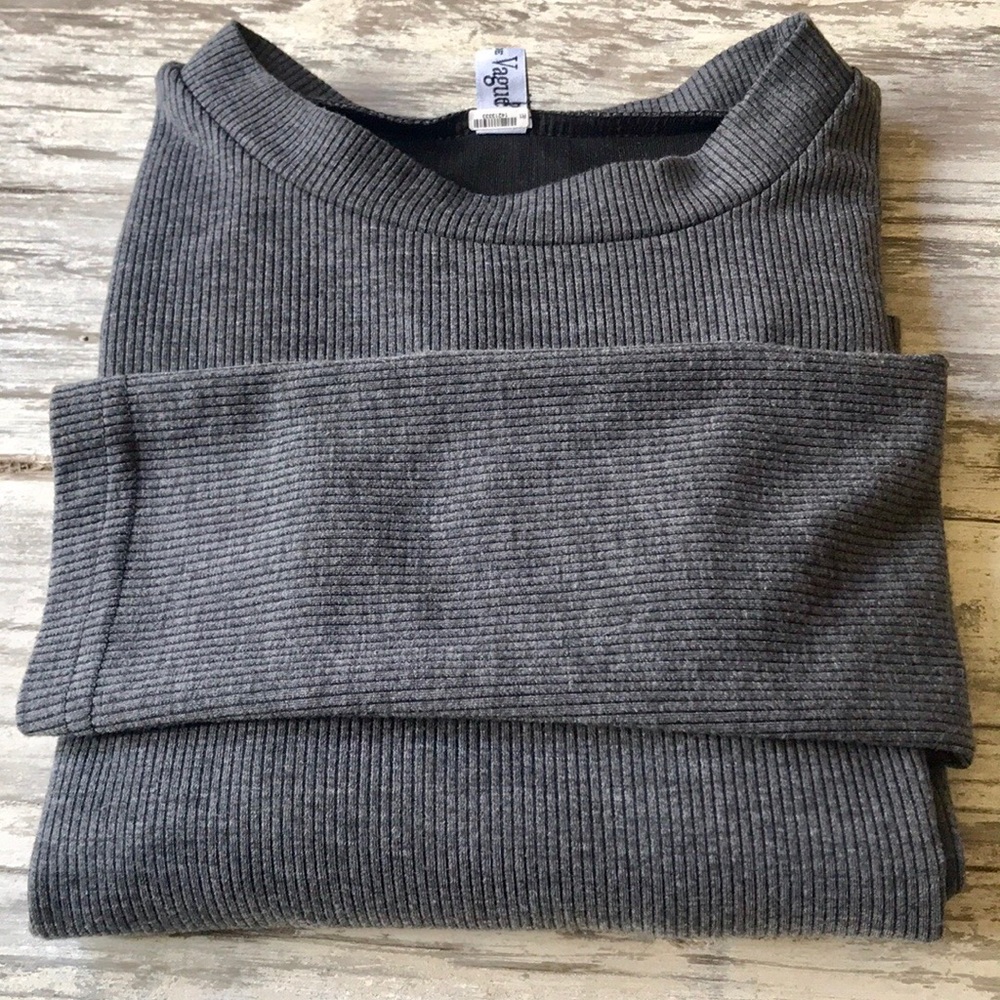 Coeur de vague long sleeve grey dress. - Picture 7 of 8